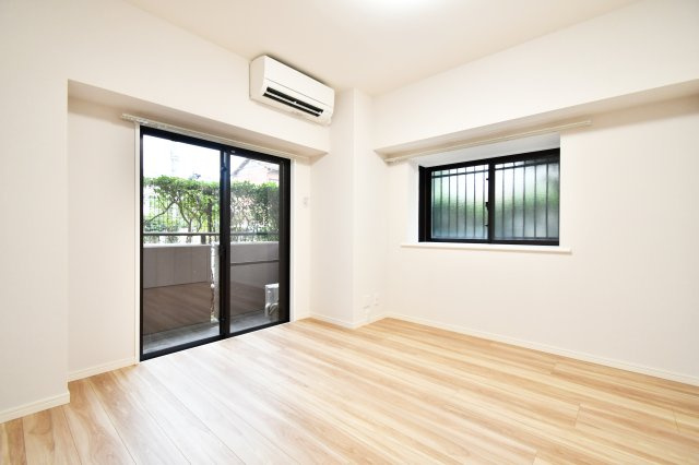 コスモ与野ヒルズの洋室|洋室③6.1帖：東と北の二面採光ですので、通風良好です！バルコニーに出る事もできます！ダブルベッドやサイドテーブルも置く事ができる広さですので、主寝室におすすめです！