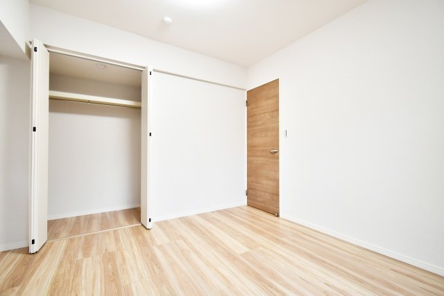 コスモ与野ヒルズの洋室|洋室③6.1帖：クローゼットは上下セパレート・ハンガーパイプ付きです！上には季節物や思い出など毎日手に取らないものを収納、下にはハンガーパイプへコートや洋服など…かける収納もできます！