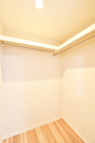 コスモ与野ヒルズの収納|洋室①・②にはウォークインクローゼットがございます。ハンガーパイプが両面にあるため収納力もGOODです！上の段には季節物などを収納することで、空間を上手に活用することが出来ます！