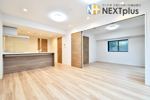 コスモ与野ヒルズの居間・リビング|LDK13.2帖：ダイニングテーブルはもちろん、ソファーやテレビを置いても余裕があります！家族全員でくつろいだり、親族や友人を招いてホームパーティーをしても楽しそうですね！