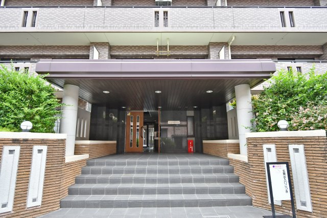 コスモ与野ヒルズのエントランス|当社はポータルサイト掲載物件、他社様掲載物件なども含めて複数物件をまとめてご案内可能です！気になる物件はいくつでもご気軽にお申し付けください。皆様のご連絡心よりお待ちしております。