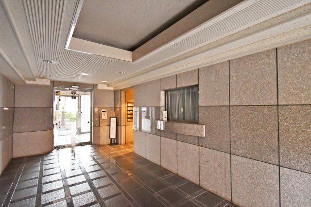 コスモ与野ヒルズのエントランス|『物件を今日見てみたい』といった当日のご案内、同条件などの物件、他社様掲載物件もご紹介可能！一日でまとめて内覧したい方、ぜひ当社までお問い合わせ下さい。スタッフ一同皆様のご連絡お待ちしております！