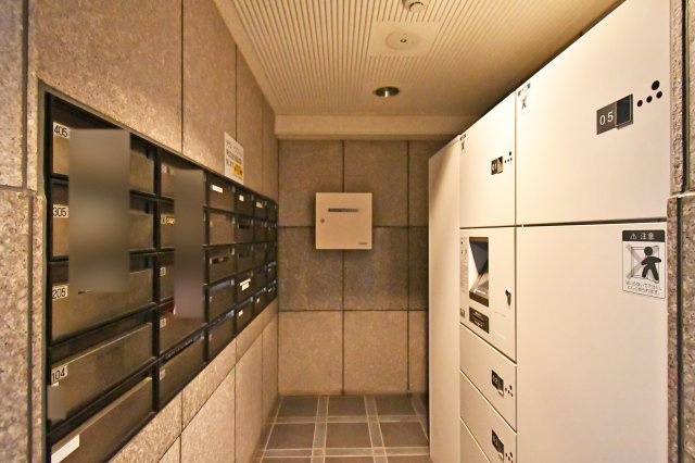 コスモ与野ヒルズの設備|大小さまざまな宅配ボックスも設置しておりますので、共働き世帯や小さなお子様がいるご家庭はもちろん、ライフワークバランスにとらわれず、ネットでショッピングをお楽しみいただけます！