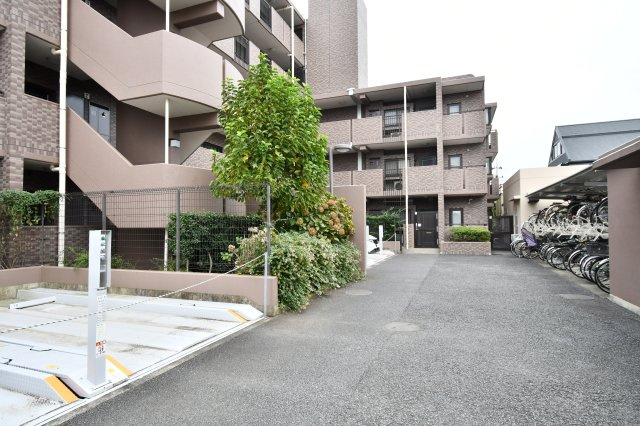 コスモ与野ヒルズの駐車場|■私共は、強引なセールスは致しません。『今買えるから大丈夫』ではなく、『買った後の本当の幸せは何か』を考えた上でのご提案を徹底しております。どうぞお気軽にご連絡下さいませ。