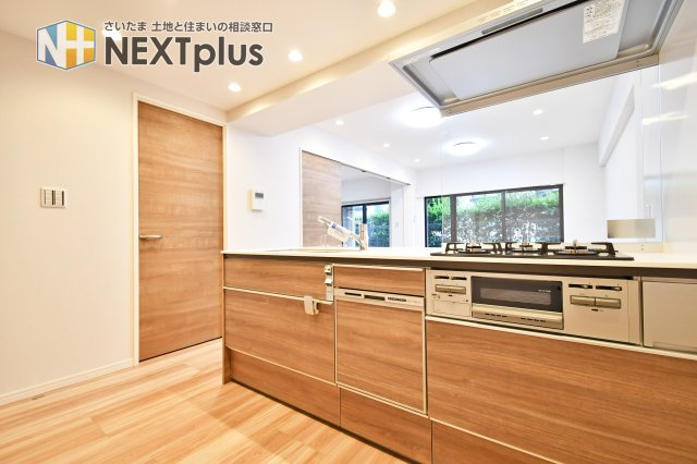 コスモ与野ヒルズのキッチン|食洗器付きのシステムキッチン。面倒な洗い物、苦手な洗い物、時間がない時の洗い物etc.　食洗器に頼ることで、自分時間や家族との時間を過ごすことができる嬉しい設備です。