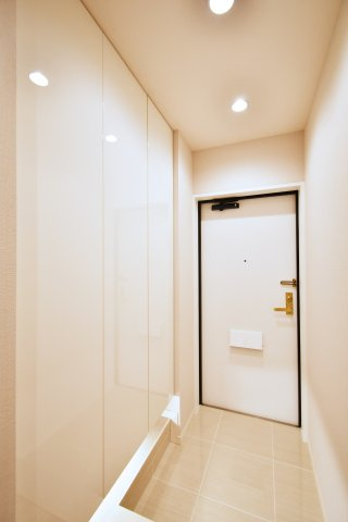 コスモ与野ヒルズの玄関|トールサイズのシューズボックスですので、ご家族分の靴がしっかり収納する事ができます！ブーツや長靴などの季節ものや、高さのあるヒールなどもまとめて収納できるのが嬉しいポイントです。