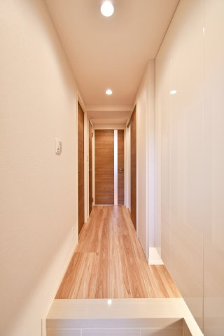 コスモ与野ヒルズの玄関|白を基調とした玄関。明るく広く見せる工夫が施されております！センサーライトになっておりますので、電気の消し忘れもない＆帰宅時も明るい玄関でお出迎えしてくれる家族想いな玄関です。