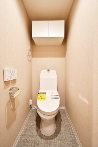 コスモ与野ヒルズのトイレ|トイレ：奥行きにゆとりがあり、圧迫感の少ないトイレスペース。吊戸棚付きで、トイレットペーパーなどの備品補充も楽々行えます。掃除用具をしまうと清潔感も消す事ができ、イマドキなお部屋にできます。