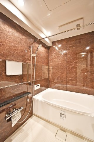 コスモ与野ヒルズの浴室|側面はブラウンの大理石風でシックで上品さを感じるバスルームはまるでホテルのような仕上がり。日常から解放できる癒しの空間となります。新品ですのでご入居後から気持ちよく入浴頂けます。