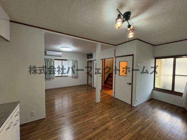 枚方市藤田町戸建　賃貸の居間・リビング|こちらの居間で趣味の時間をお楽しみください