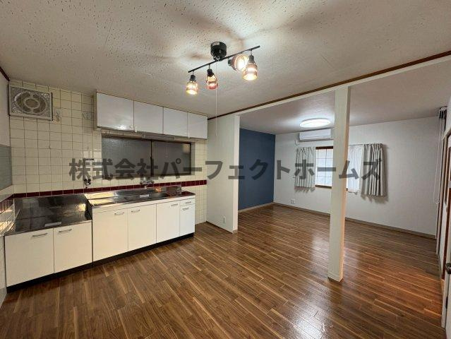 枚方市藤田町戸建　賃貸の居間・リビング|ゆったり過ごせるリビングです