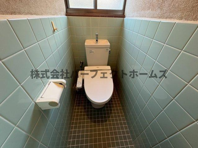 枚方市藤田町戸建　賃貸のトイレ|落ち着いたトイレです