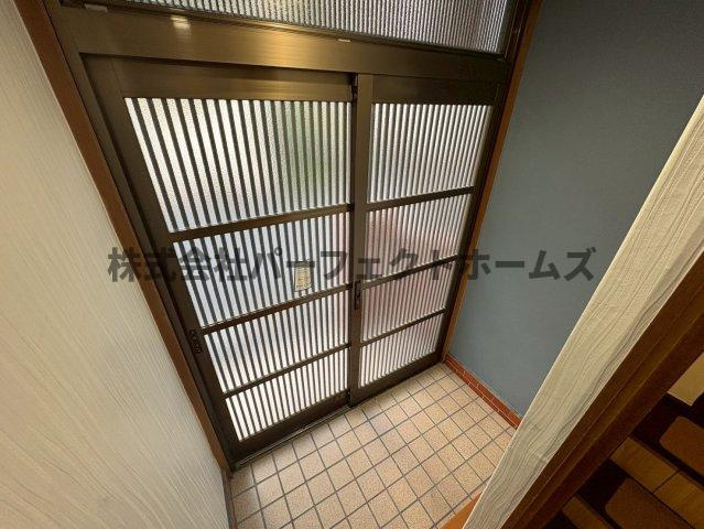 枚方市藤田町戸建　賃貸の玄関|明るい玄関です