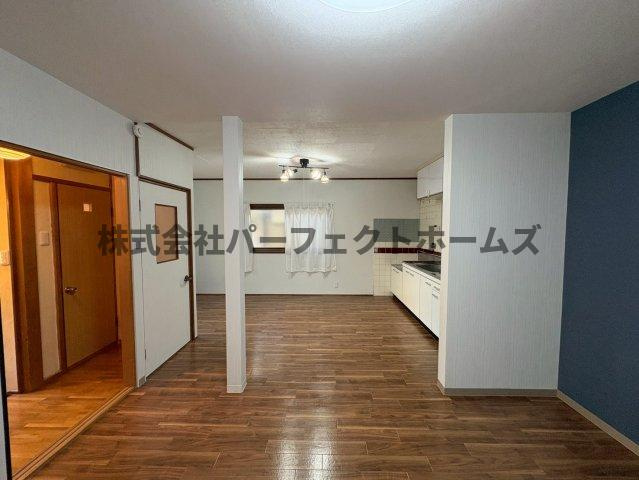 枚方市藤田町戸建　賃貸の居間・リビング|ゆったり過ごせるリビングです