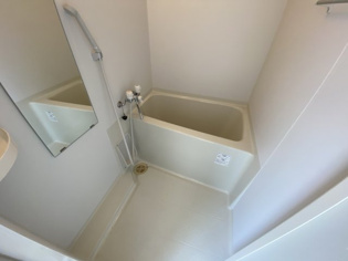 シンプルでコンパクトなバスルーム♪