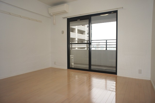 新品家具付きマンション御供所町3(KaGood福岡)の居間・リビング