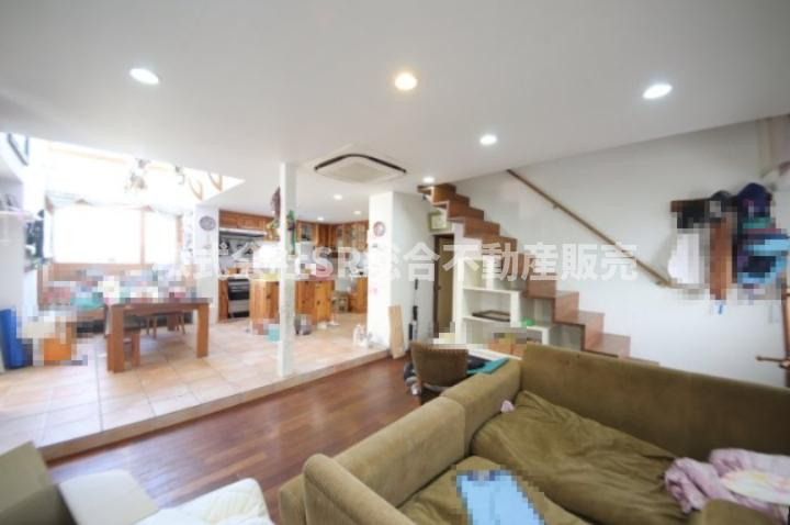 下小阪4丁目中古戸建の居間・リビング|リビングが何と29.5帖！ご家族でゆったりとくつろげる広々空間です！