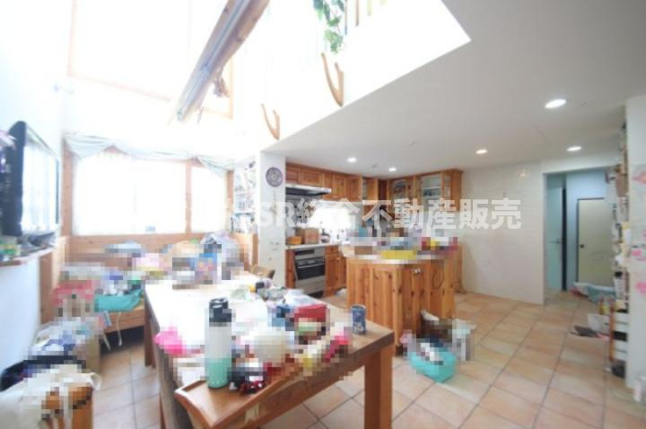 下小阪4丁目中古戸建の居間・リビング|吹抜けもあり明るくて開放感たっぷりです♪