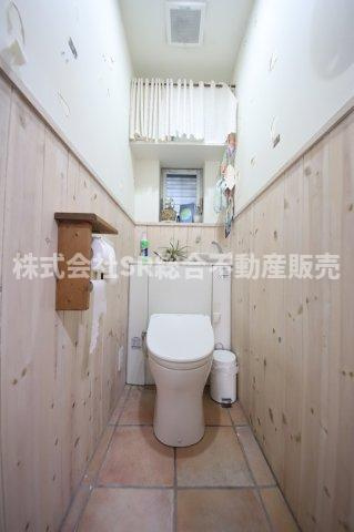 下小阪4丁目中古戸建のトイレ|トイレは2か所にあり朝の身支度がスムーズに行えます！