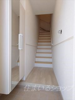 広島市安佐北区口田南１丁目のアパートの玄関|大型シューズボックス