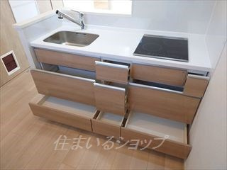 広島市安佐北区口田南１丁目のアパートのキッチン|ＩＨ２口コンロ付き