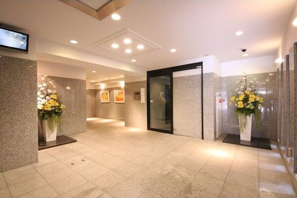 BSレジデンス栄(旧グランルージュ栄)のエントランス