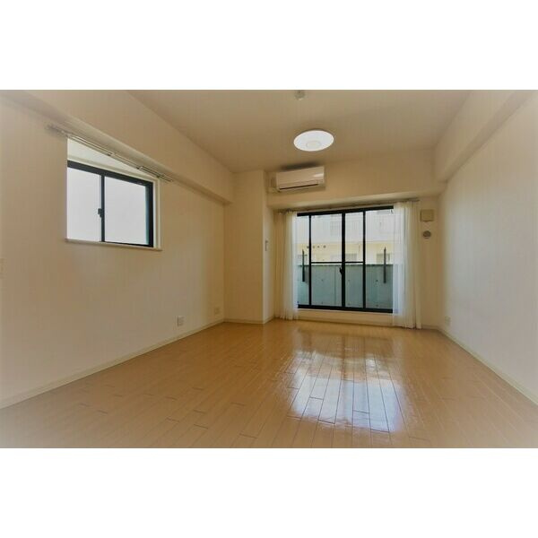 BSレジデンス栄(旧グランルージュ栄)の居間・リビング