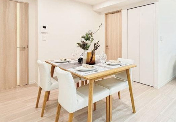 ライオンズマンション富士見台の居間・リビング|ウッド調の建具がおしゃれ＆癒しに