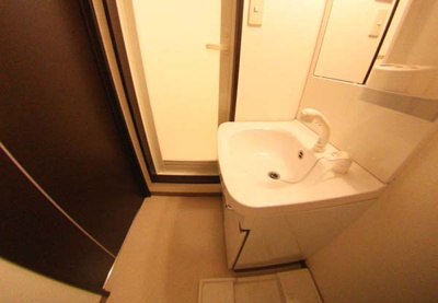 【独立洗面台】 | モンサント旭町 | 独立洗面台、小物を置くことができて便利です