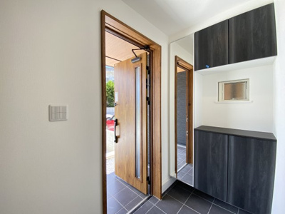 【玄関】 | 八重瀬町東風平Ⅲ（全2棟） | ※同施工会社写真です　