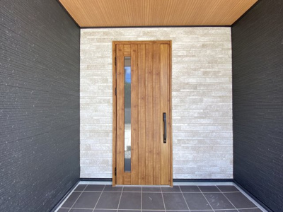 【玄関】 | 八重瀬町東風平Ⅲ（全2棟） | ※同施工会社写真です　スマートキー付き♪