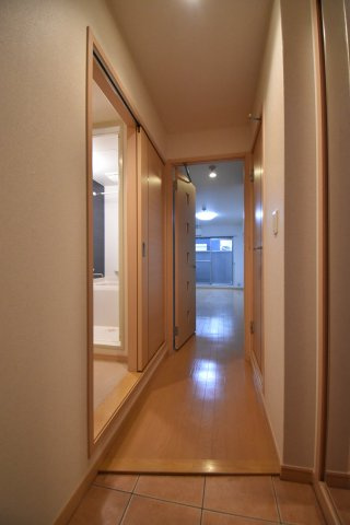 サル ドゥ セジュールの玄関