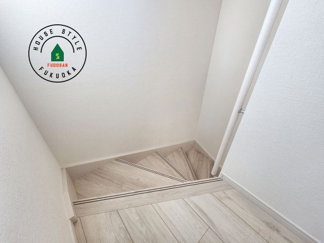 筑紫野市針摺南1丁目第1-1棟(1号棟)の内装|＜手すり付階段＞手すりがないと階段の昇り降りで危険なことはもちろん、壁に手をつきながら歩くことで壁紙が汚れやすくなります。すべての方に快適に昇り降りしていただくため、手すりを設置しました。