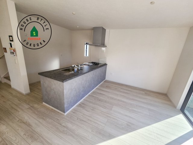 筑紫野市針摺南1丁目第1-1棟(1号棟)のダイニング|キッチンから立ち込める香りが今日の料理を期待させます。