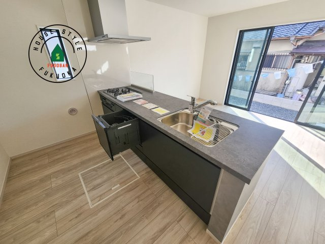 筑紫野市針摺南1丁目第1-1棟(1号棟)のキッチン|ダイニングテーブルへの配膳がラクラク、お料理はかどるカウンター付きシステムキッチン！