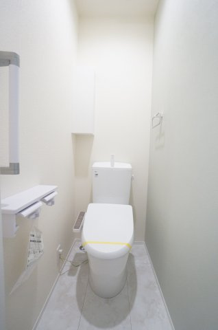 リーブルガーデン武豊町冨貴市場　1号棟のトイレ|1階2階にトイレがあり、お掃除しやすい機能や工夫が満載。スッキリコンパクトなシャワートイレで温水洗浄便座で冬は暖かく快適です