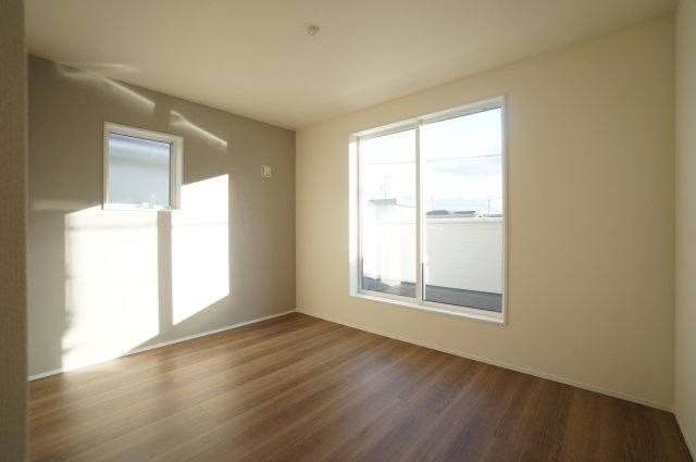 リーブルガーデン武豊町冨貴市場　1号棟の洋室|2階6.75帖洋室はアクセントクロスが素敵な主寝室、大型ウォークインクローゼット収納あり♪