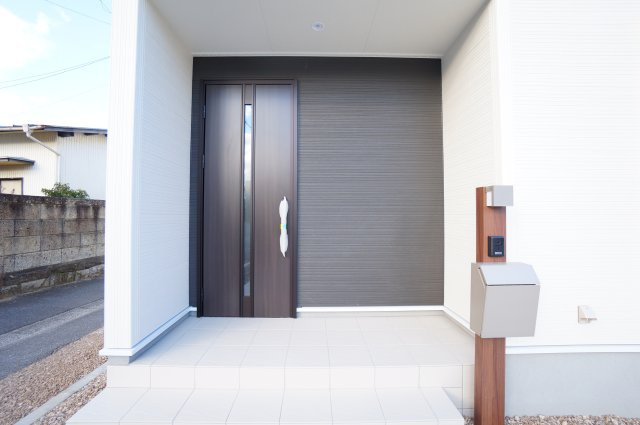 リーブルガーデン武豊町冨貴市場　1号棟の玄関|落ち着いた色合いのセキュリテー対策付きの玄関ドアとポスト