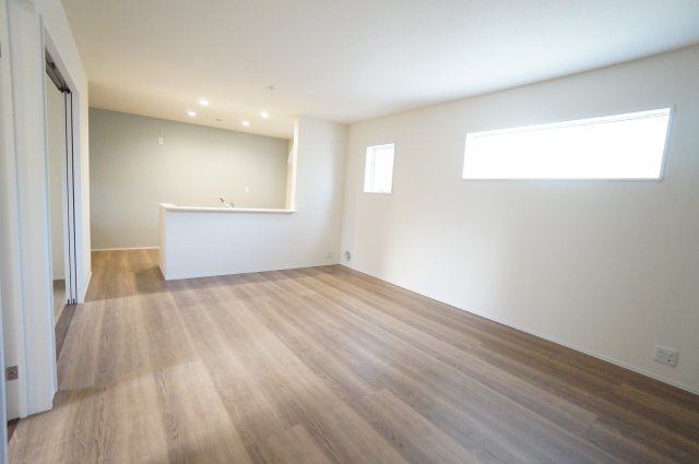 リーブルガーデン武豊町冨貴市場　1号棟の居間・リビング|17.75帖と3.75帖の洋室がつながる広々リビング♪