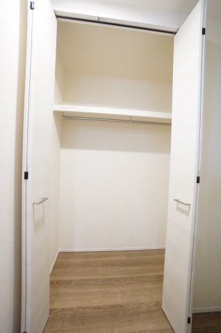 リーブルガーデン武豊町冨貴市場　1号棟の収納|1階階段横のクローゼットは日用品のストックや着替えなど便利に使える収納。