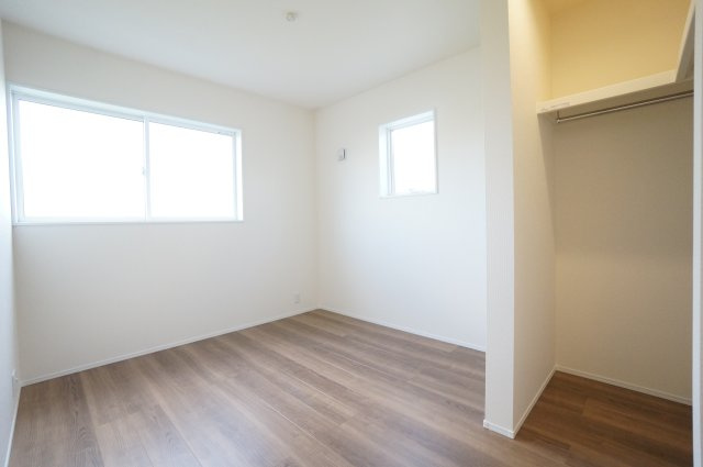 リーブルガーデン武豊町冨貴市場　1号棟の洋室|2階5.06帖洋室、2面の窓で明るい居室。