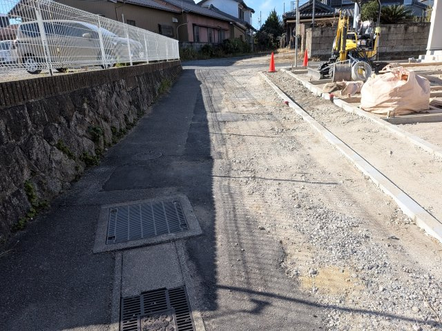 リーブルガーデン武豊町冨貴市場　1号棟の前面道路含む現地写真|●○前面道路○●