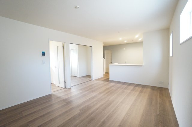 リーブルガーデン武豊町冨貴市場　1号棟の居間・リビング|南向き17.75帖リビング☆日当たり良好明るく心地よい広さ