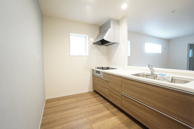 リーブルガーデン武豊町冨貴市場　1号棟のキッチン|お料理しながら会話弾む対面キッチンは家族と顔を合わせながらお料理が出来て楽しい時間を過ごせそうです♪