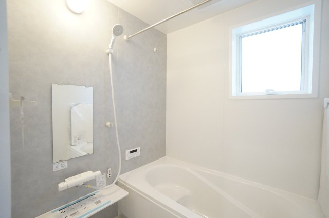 リーブルガーデン武豊町冨貴市場　1号棟の浴室|雨の日のお洗濯に大活躍な浴室乾燥機付！広々浴室1坪タイプで一日の疲れを癒すくつろぎのバスタイム♪