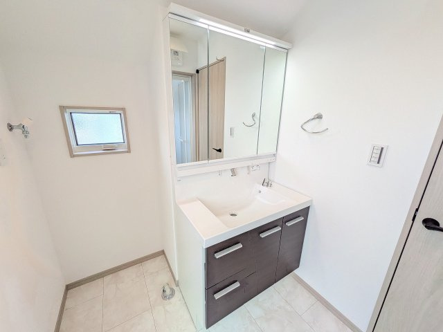 八王子市　楢原町　新築一戸建ての独立洗面台|～３面鏡付きの独立洗面台　細々している物をスッキリ収納出来ます～