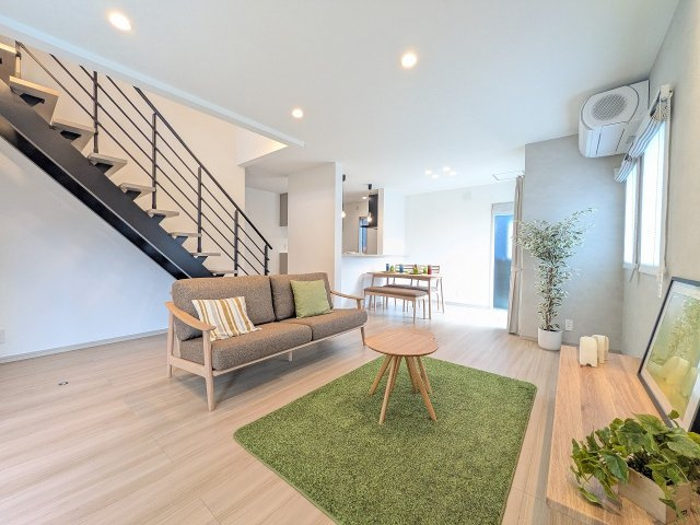 八王子市　楢原町　新築一戸建ての居間・リビング|～19.5帖の明るく開放感のあるLDK、家族団欒の時間をお過ごしいただけます～