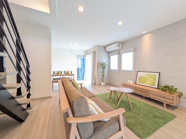 八王子市　楢原町　新築一戸建ての居間・リビング|～19.5帖の明るく開放感のあるLDK、家族団欒の時間をお過ごしいただけます～