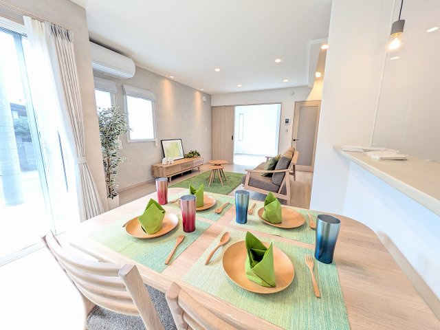 八王子市　楢原町　新築一戸建ての居間・リビング|～19.5帖の明るく開放感のあるLDK、家族団欒の時間をお過ごしいただけます～