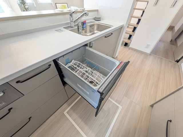 八王子市　楢原町　新築一戸建てのキッチン|～食洗機付き　食事後の食器洗いはお任せ、家族でゆっくりとくつろげます～